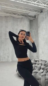 Balıkçı Yaka Pencere Detay Bluz & Bol Paça Yırtmaçlı Pantolon Takım